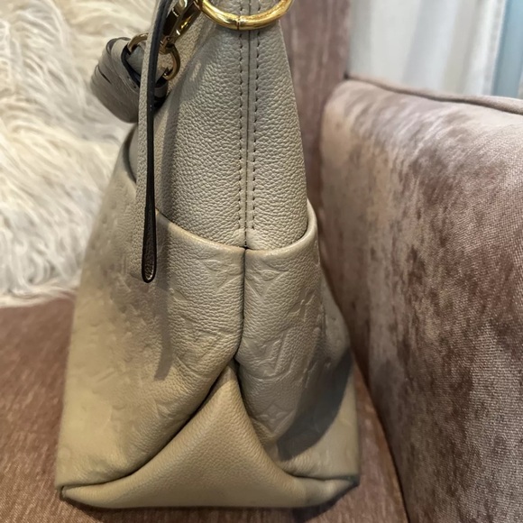 Louis Vuitton Maida Hobo in Turtledove - Picture 12 of 16